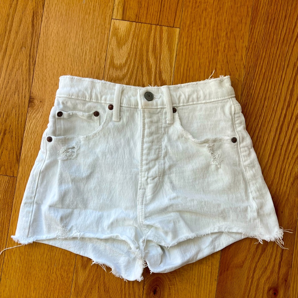 ABERCROMBIE “THE MOM SHORT HIGH RISE” WHITE JEAN SHORTS - SIZE 24/00